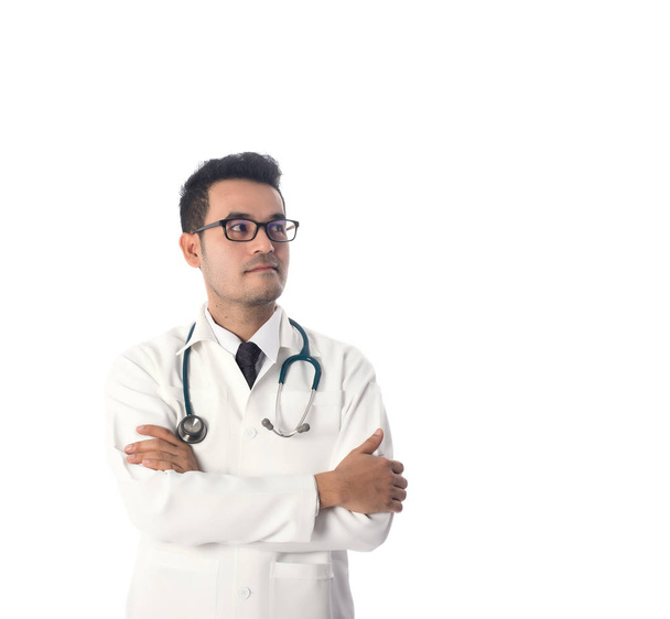 Portret van een medische arts poseren tegen witte achtergrond. - Foto, afbeelding