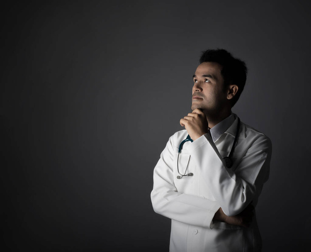 Лікар зі стетоскопом ізольований на сірому
. - Фото, зображення