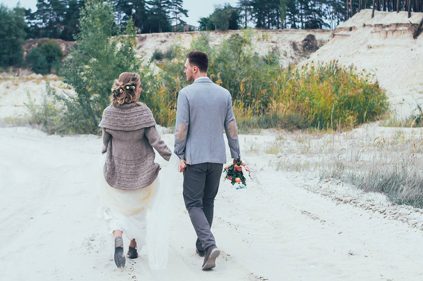 hombre y mujer enamorados y caminando sobre la arena
 - Foto, Imagen
