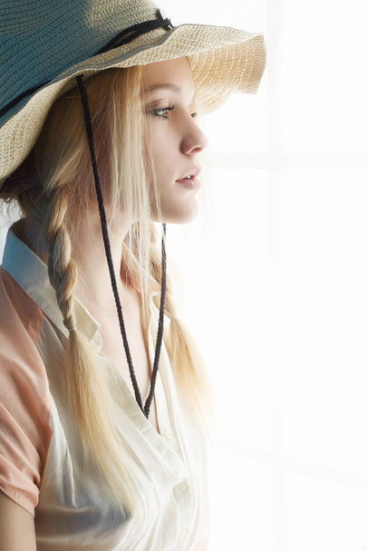 Smyslná žena země v klobouku v okně - Fotografie, Obrázek
