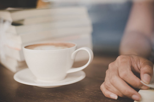 Vrouw handen ontspannen met koffie in Cafe. Vrouwen lifestyle concept. - Foto, afbeelding