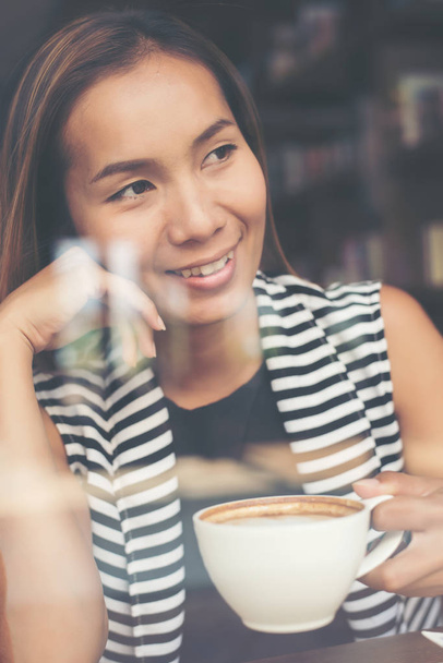 Femme asiatique se détendre avec du café au café. Concept de style de vie féminin
. - Photo, image