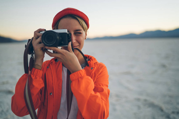 Young woman enjoying taking amateurs photos during trip to Badwater basin exploring wild desolate lands,female photographer working in unique landscape of Death Valley national park in californi - Foto, immagini