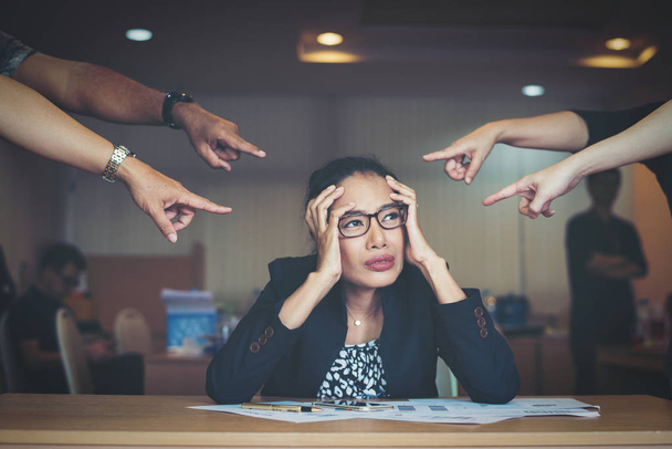 同僚の女性は疲れと病気を探して手で彼女の顔を覆っています。問題のビジネス コンセプト - 写真・画像