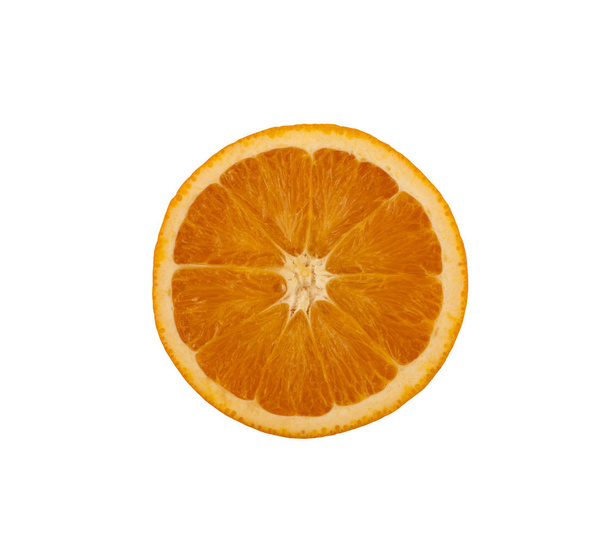 La mitad de naranja. La mitad de naranja aislada sobre un fondo blanco
. - Foto, Imagen