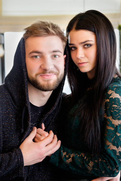 Porträt eines weißen jungen Paares im Café - Foto, Bild