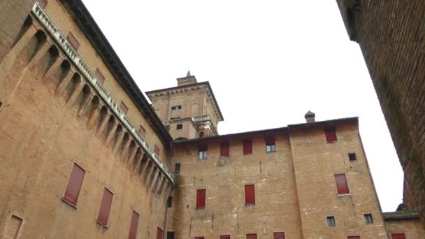 Ferrara, Italië: Este kasteel (Castello Estense) of castello di San Michele (St. Michael's kasteel) is middeleeuwse waterburcht. Het bestaat uit een groot blok met vier torens van de hoek. - Video