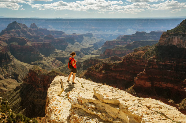 A hiker in the Grand Canyon National Park, North Rim, Arizona, U - Foto, Imagen