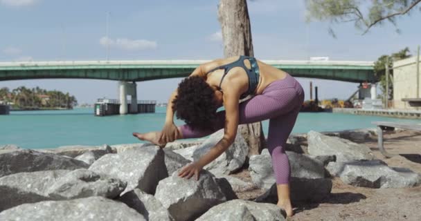 Chica negra haciendo ejercicio en la orilla del río
 - Metraje, vídeo
