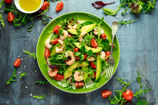 Verse Avocado, garnalen salade met groene sla mix, cherry tomaten, kruiden en olijfolie, citroen dressing. gezonde voeding - Foto, afbeelding