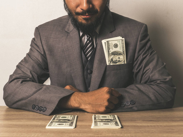 liikemies tyytyväinen monien dollarien setelien, liiketoiminnan menestys käsite
 - Valokuva, kuva