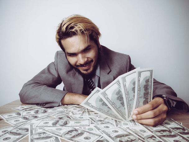 бізнесмен задоволений багатьма доларовими банкнотами, концепція успіху бізнесу
 - Фото, зображення