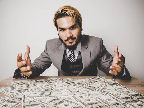 бизнесмен доволен много долларов банкноты, бизнес-концепции успеха
 - Фото, изображение
