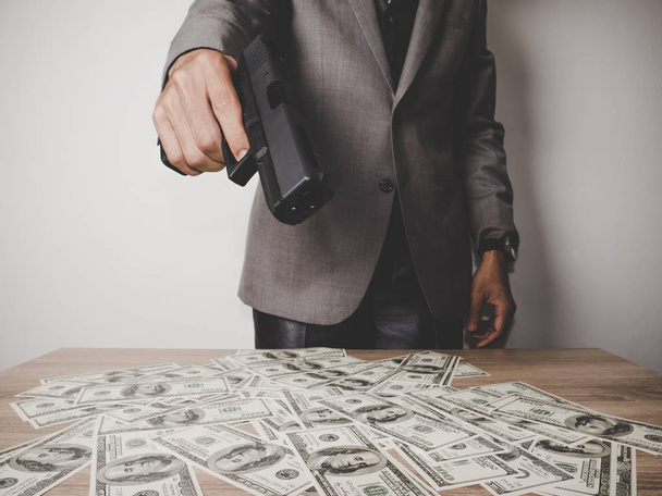 Gangster adam el silah Doları banknot ile tutarak - Fotoğraf, Görsel