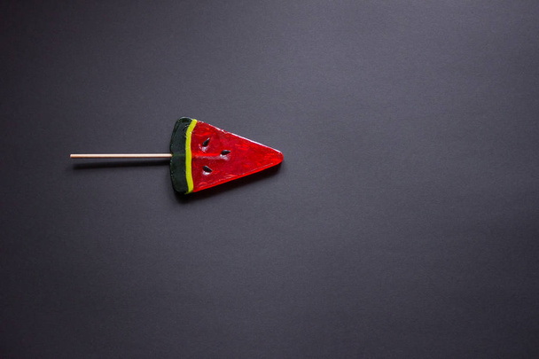 Red lollipop in the shape of watermelon - 写真・画像