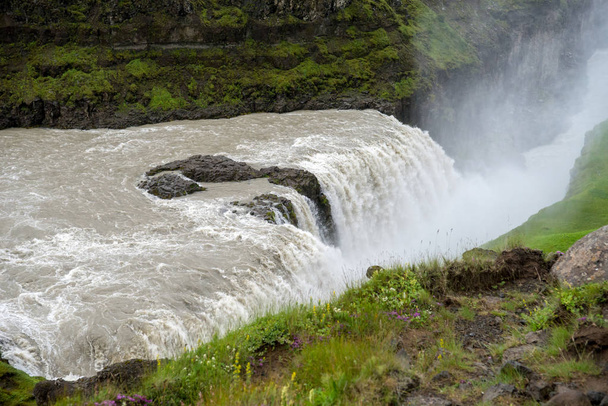 Gullfoss, o mais espetacular waterall, duas cascatas no rio Hvita caindo em um desfiladeiro profundo. Islândia
 - Foto, Imagem