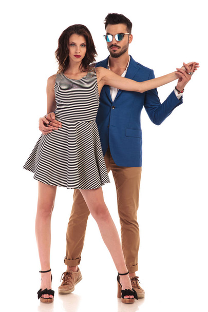 сексуальна людина в сонцезахисних окулярах танцює зі своєю жінкою
 - Фото, зображення