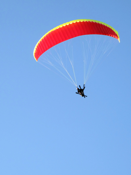 skiër op de paraglider - Foto, afbeelding