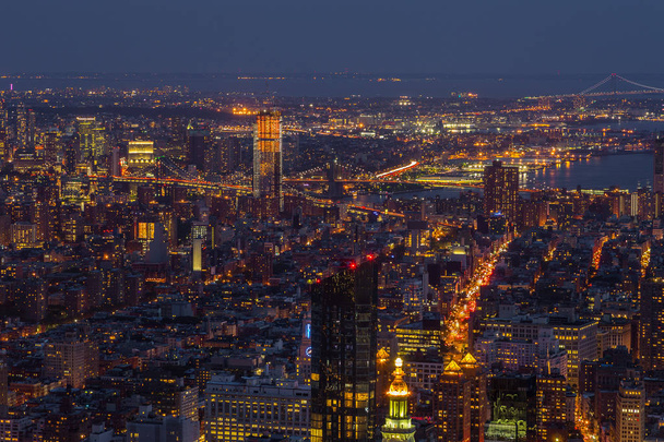 Letecký pohled na Manhattanu v New Yorku v noci. - Fotografie, Obrázek