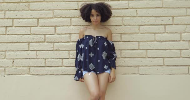 stilvolle schwarze Frau im Sommer-Outfit - Filmmaterial, Video