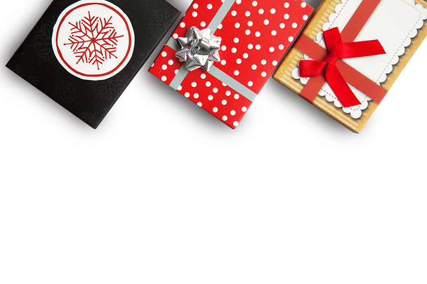 Tre regali in scatole colorate in uno sfondo di legno grigio
 - Foto, immagini