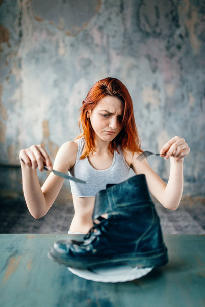 mujer flaca infeliz contra plato con bota, ausencia de apetito
 - Foto, Imagen