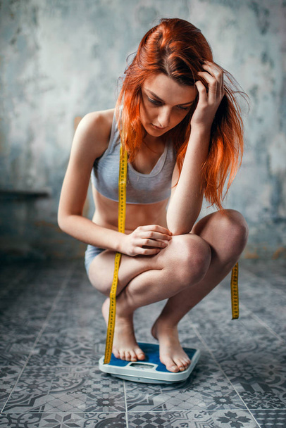 ohut nainen alusvaatteet mittanauha punnittu mittakaavassa
 - Valokuva, kuva