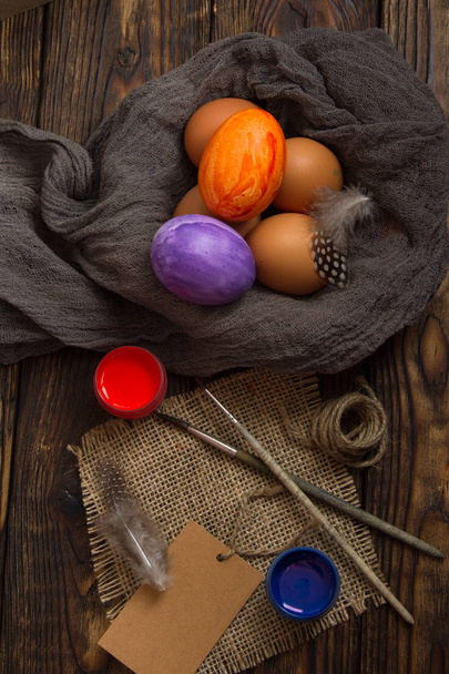 oeufs peints pour Pâques sur une table en bois à côté de la peinture et quelques oeufs
 - Photo, image