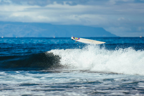 surfplank op Blue Ocean Wave. extreme sport - Foto, afbeelding