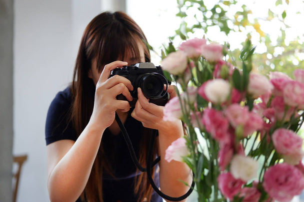 Kamerafrau verwendet Retro-Filmkamera Lebensstil hält Kamera pho - Foto, Bild