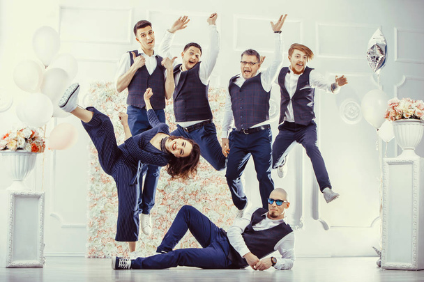 Ryhmä iloisia iloisia nuoria hyppäämässä ja juhlimassa yhdessä valkoisella taustalla
 - Valokuva, kuva
