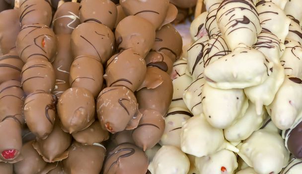 σοκολάτας που καλύπτονται φρούτα - Φωτογραφία, εικόνα