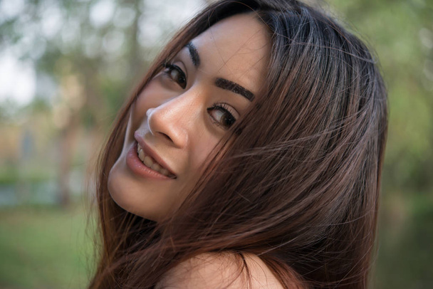 Ritratto di una ragazza sorridente che si rilassa nel parco naturale all'aperto
. - Foto, immagini
