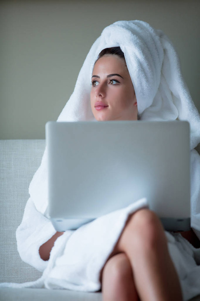 бізнес-леді з ноутбуком, що працює в готелі
 - Фото, зображення