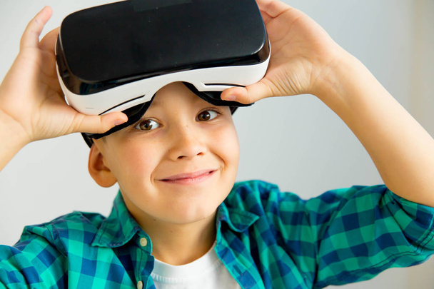 kid in vr headset - Photo, Image