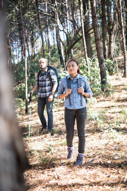 Hiking çift backpacker çam ormanı içinde yakın çekim. - Fotoğraf, Görsel