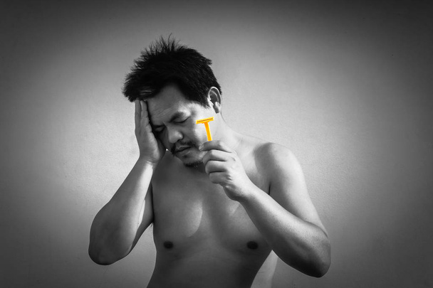 Asia hombre tiene irritabilidad y dolor de afeitar hoja roma con espuma de crema
. - Foto, Imagen