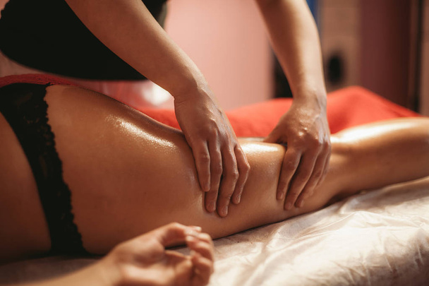 relaxing and toning massage of thighs for woman - Φωτογραφία, εικόνα