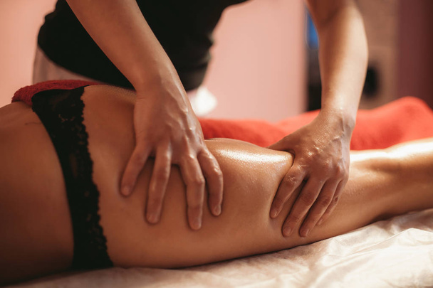 ontspannende en tonificerende massage van dijen voor meisje - Foto, afbeelding