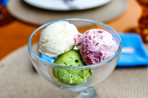 Три ложки мороженого: фисташковое, ванильное, ягоды в глазу
 - Фото, изображение