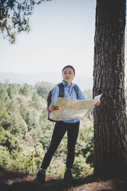 Νεαρή γυναίκα πεζοπόρος backpacker ανάγνωση χάρτη πεζοπορία ταξίδι. Χαλαρωτικές διακοπές. - Φωτογραφία, εικόνα