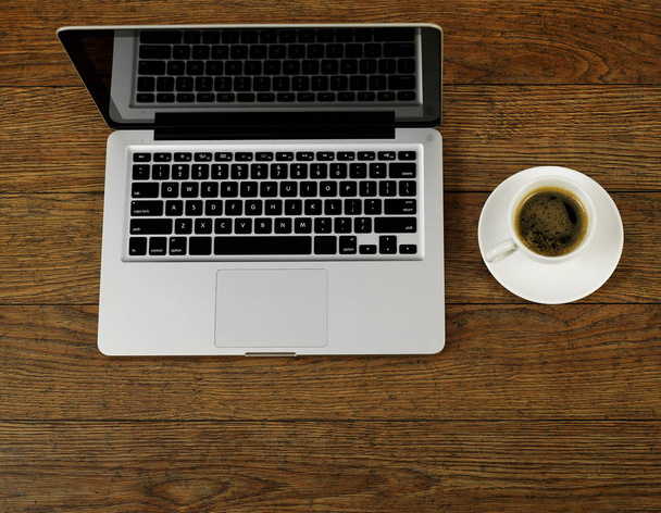 Ноутбук и кофе на столе
 - Фото, изображение
