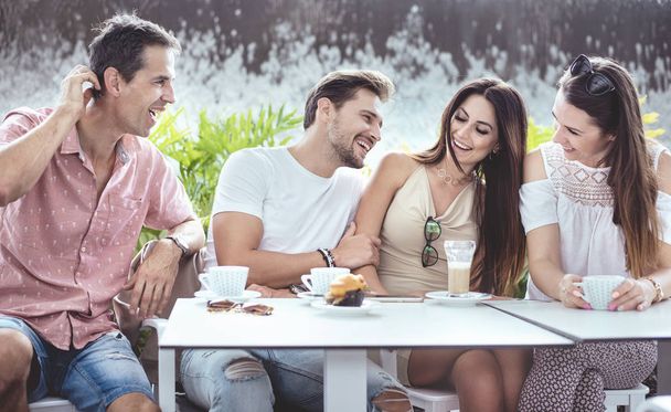 Группа веселых друзей в кофейне
 - Фото, изображение