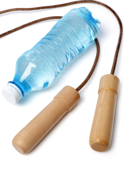 Botella de agua y cuerda de salto
 - Foto, imagen