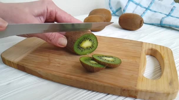 manos kiwi cortado en madera
 - Metraje, vídeo