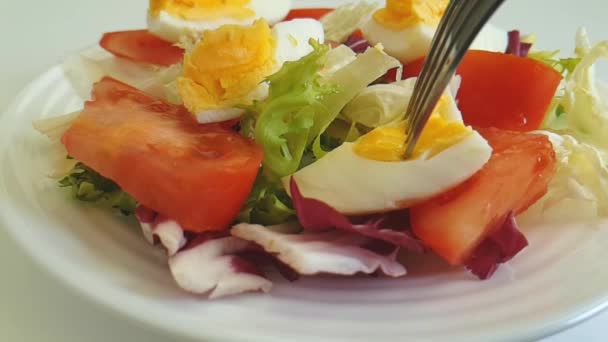 widelcem jajko pomidor sałata - Materiał filmowy, wideo