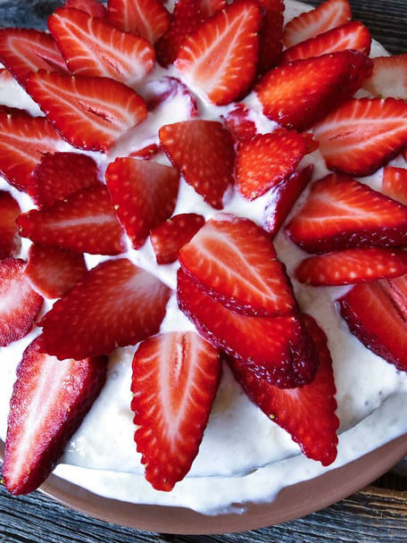 Νόστιμο κέικ με φρέσκιες φράουλες και κρέμα γάλακτος  - Φωτογραφία, εικόνα