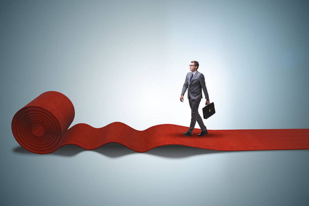 Empresario caminando sobre alfombra roja
 - Foto, imagen