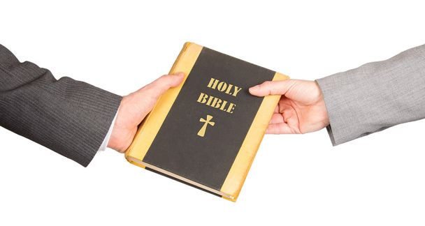 El hombre y la mujer en trajes de negocios están sosteniendo una Biblia santa
 - Foto, imagen