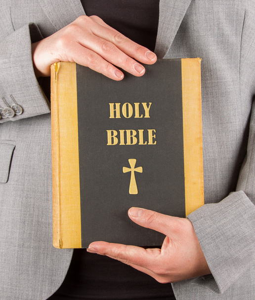 Frau im Business-Anzug hält eine heilige Bibel in der Hand - Foto, Bild